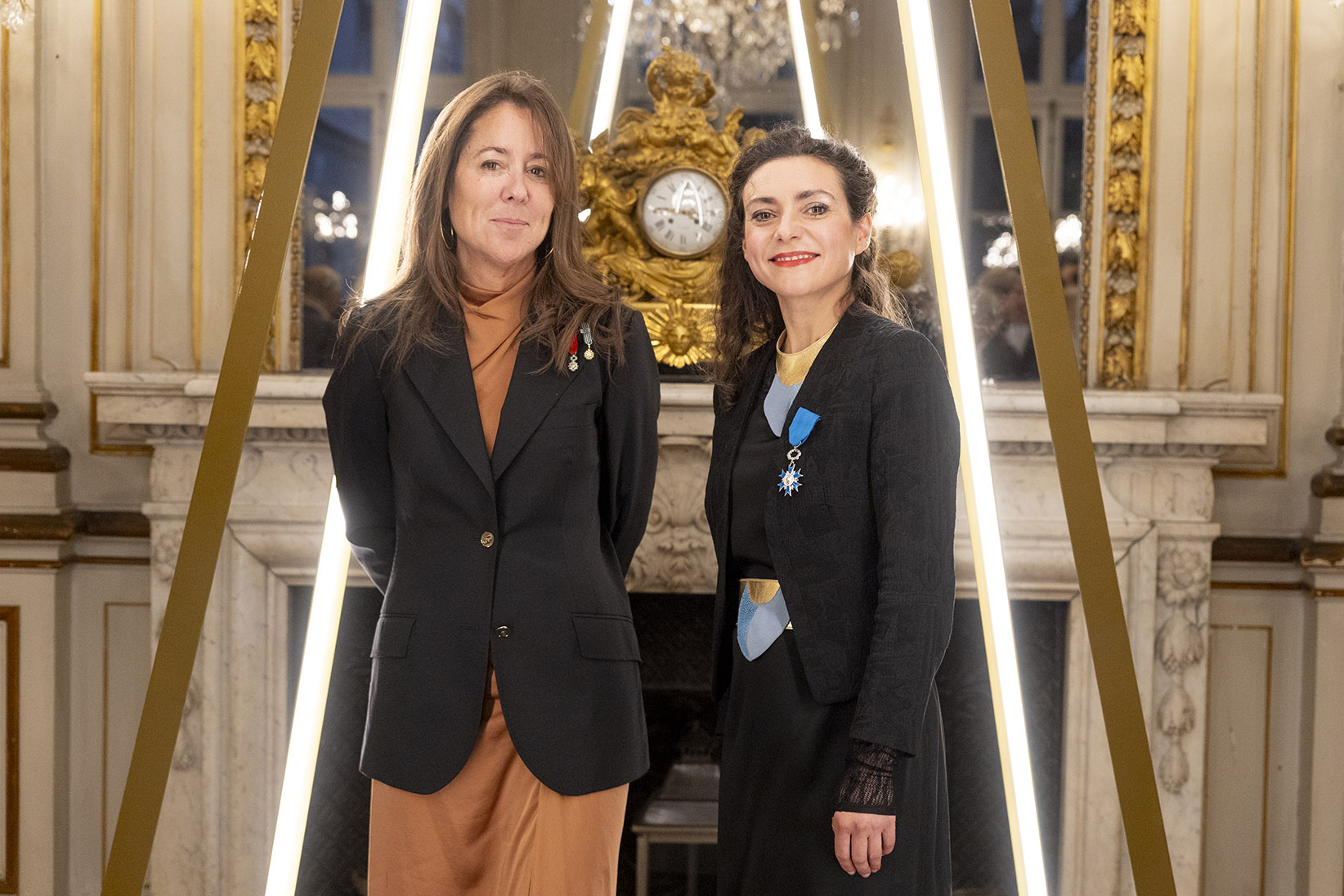 Katherine E. Fleming and Milène Guermont in the luminous artwork PYRAMIDION, photo by Damien Carles / SIPA press 